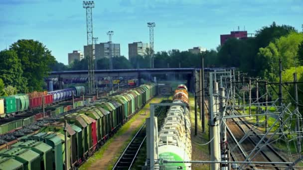 Trenes que se retiran lentamente — Vídeo de stock