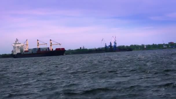 Gün batımında konteyner gemileri. — Stok video