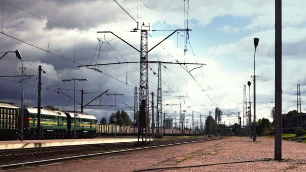 İki yaklaşmakta olan navlun tren. — Stok video