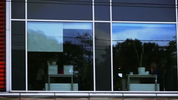 Les femmes au bureau accomplissent les tâches quotidiennes — Video