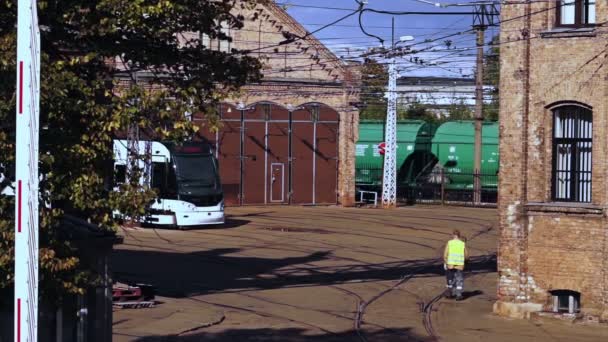 Van het passeren van vracht trein samenstelling op de oude tram depot achtergrond. — Stockvideo