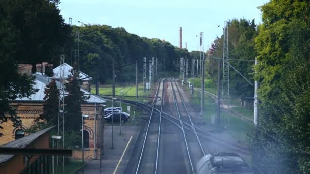 Av passerande gods tåg sammansättning till gammal spårvagn depot bakgrund. — Stockvideo