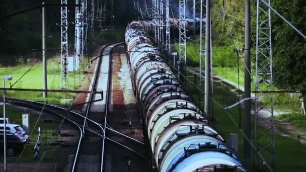 Unendlich reihen sich ausfahrende Eisenbahnpanzer. Schuss von oben — Stockvideo