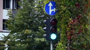Trafik ışıkları ve yol işareti.