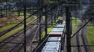 Dizel lokomotif yavaşça. Yukarıdan vurdu