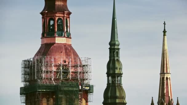 Реставраторы, работающие над реставрацией церковной башни XIII века . — стоковое видео