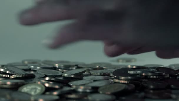 Человек протягивает когти деньги — стоковое видео