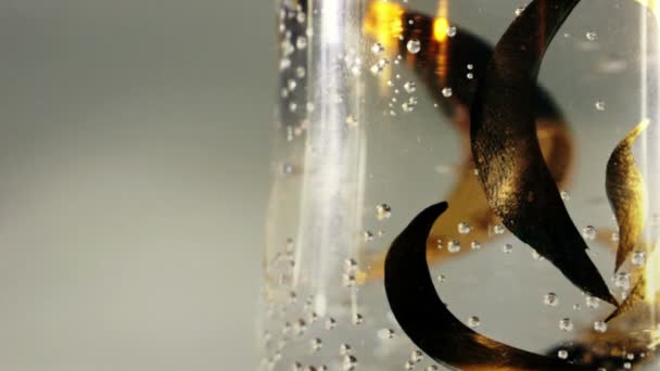 Burbujas de aire en un vaso de agua mineral — Vídeos de Stock