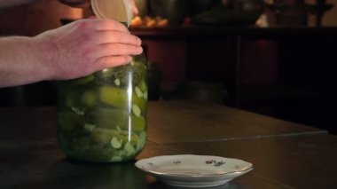 Salatalık turşusu ile üç litrelik kavanoz.