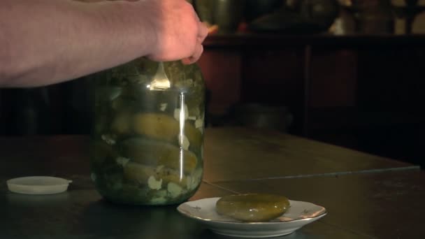 Drei-Liter-Glas mit eingelegten Gurken. — Stockvideo