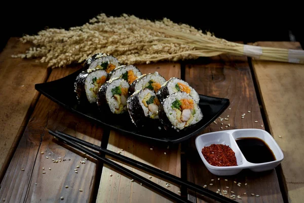 Gimbap, deniz yosununa sarılmış pirinç içeren bir Kore yiyeceğidir. Gimbap pikniğe, yürüyüşe ya da diğer açık hava aktivitelerine getirilen bir yemek olarak popülerdir..