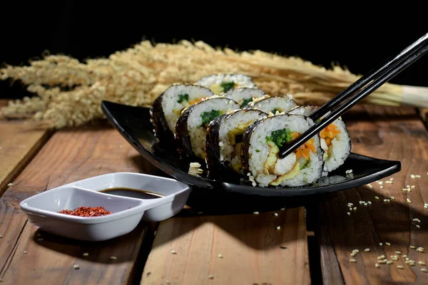Kimbap, deniz yosununa sarılmış pirinç içeren bir Kore yiyeceğidir. Kimbap piknik, yürüyüş ya da diğer aktiviteleri getirmek için popüler..