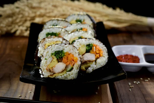 Kimbap, deniz yosununa sarılmış pirinç içeren bir Kore yiyeceğidir. Kimbap piknik, yürüyüş ya da diğer aktiviteleri getirmek için popüler..