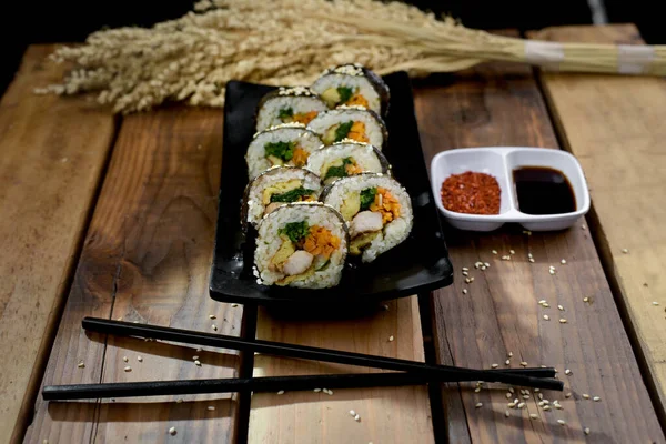 Kimbap, deniz yosununa sarılmış pirinç içeren bir Kore yiyeceğidir. Kimbap piknik, yürüyüş ya da diğer aktiviteleri getirmek için popüler..