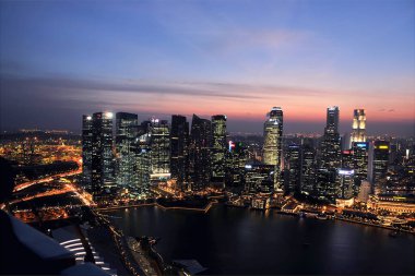 Singapur Marina Körfezi 'nin 57. katında güneş battığında Singapur' un mavi saat ve aydınlık manzarasını görebilirsiniz.