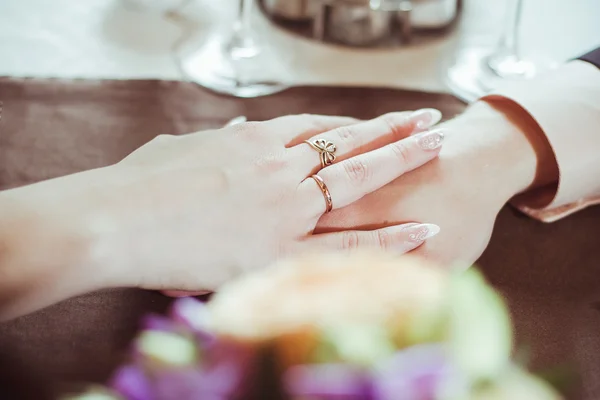 Mãos de casamento de uma noiva e noivo — Fotografia de Stock