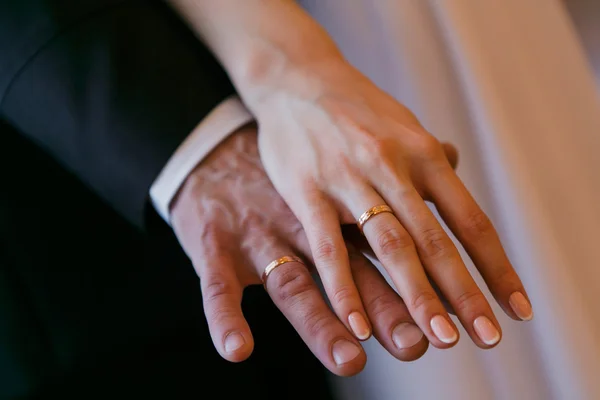 Las manos de boda de una novia y un novio — Foto de Stock