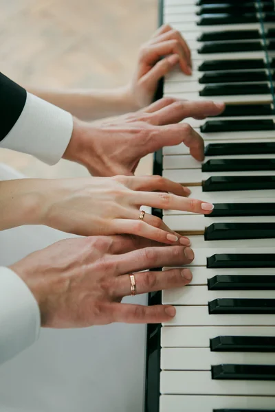 Wedding hands of a bride and groom — Stock Photo, Image