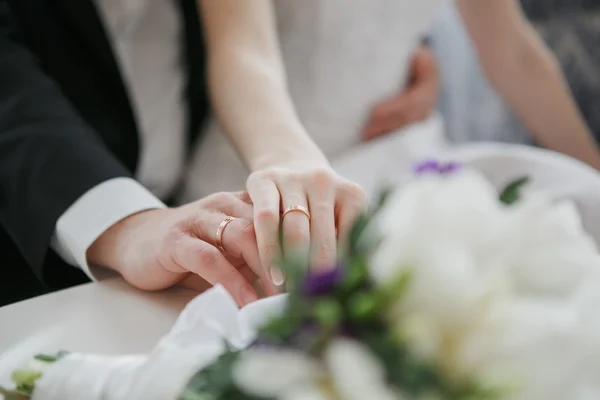 신부와 신랑의 결혼식 손 — 스톡 사진
