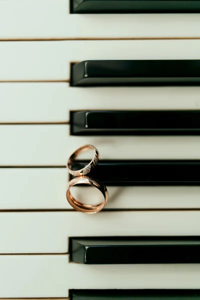 Gold wedding rings — Stock Photo, Image