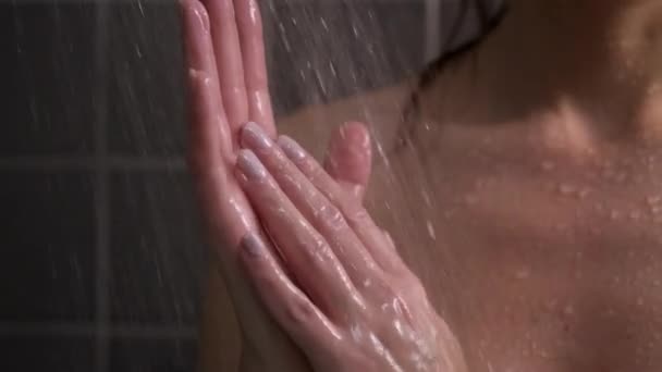 A nő a fürdőben és a zuhany kezet mos. Vízcseppek folynak át a kezeken. Gondoskodás ugyanaz és az egészség. — Stock videók