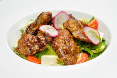 Dejon hardallı soslu ızgara sığır eti ve gri arka planda bir tabakta yumuşak peynir..