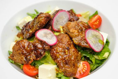 Dejon hardallı soslu ızgara sığır eti ve gri arka planda bir tabakta yumuşak peynir..