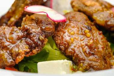 Dejon hardallı soslu ızgara sığır eti ve gri arka planda bir tabakta yumuşak peynir..