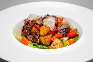 Patatesli et salatası ve beyaz tabakta ızgara sebze..