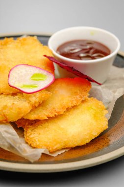 Izgara tavuk fileto. Beyaz tabakta soslu tavuk nugget..