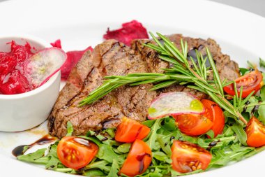 Sebzeli ızgara maso ve beyaz tabakta biberiye..