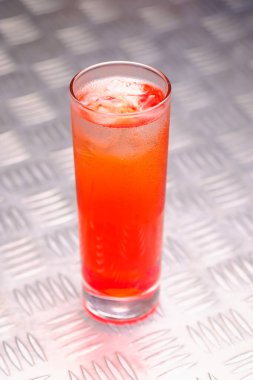 Bardakta buzla serinletici kırmızı bir yaz kokteyli..