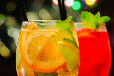 Tezgahın üzerinde gözlüklü iki alkollü kokteyl..