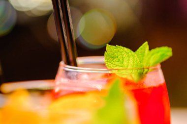 Tezgahın üzerinde gözlüklü iki alkollü kokteyl..