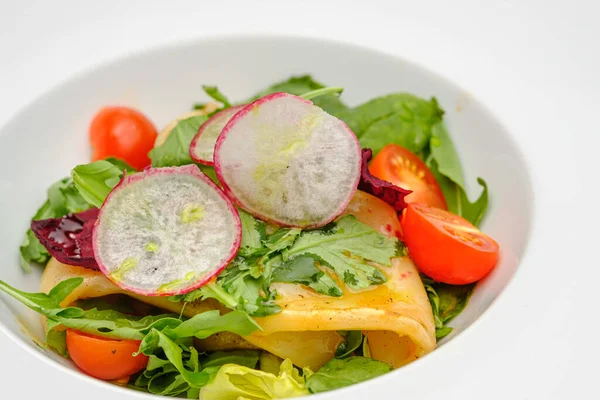 Кальмар з овочами, помідорами, салатом та редькою на білій тарілці . — стокове фото