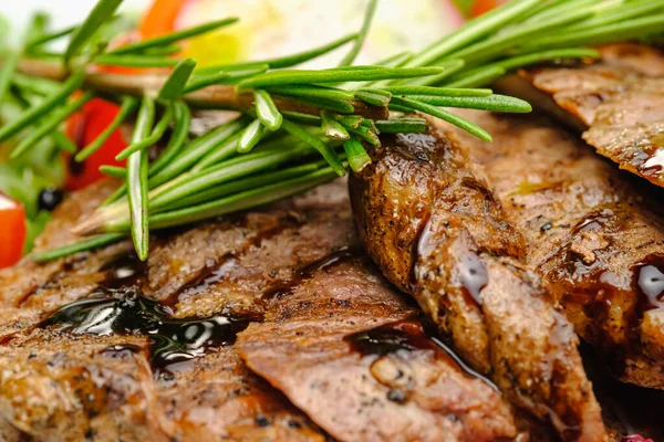 Maso grelhado com legumes e alecrim em um prato branco. — Fotografia de Stock