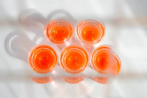 Κόκκινο αλκοολούχα ποτά shot σε ποτήρια στη σειρά για την καταμέτρηση μπαρ. — Φωτογραφία Αρχείου
