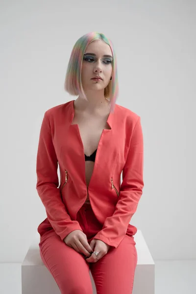 Retrato de uma jovem linda menina loira informal com cabelo tingido. Fato de casaco vermelho no corpo nu. Fotografia de estúdio em um fundo branco. — Fotografia de Stock