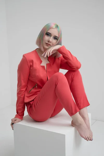 Портрет молодої красивої неформальної блондинки з фарбованим волоссям. Червоний костюм піджака на голому тілі. Студійний знімок на білому тлі . — стокове фото