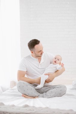 Genç bir baba yeni doğmuş kızını kucağına alır..