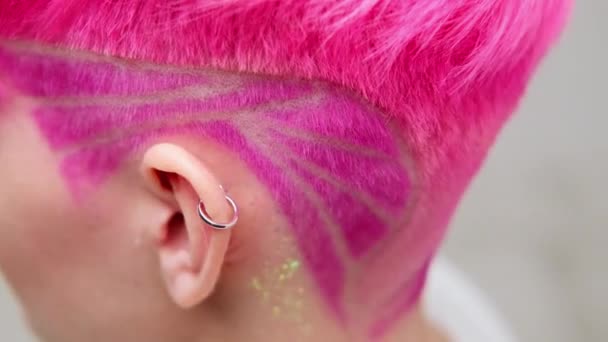 짧은 머리에 핑크 색 머리의 아름다운 소녀. 동성애 레즈비언 모델이 백인 배경에 나타나다. — 비디오