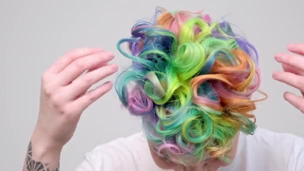 短い散髪と虹の色で描かれた酸素を持つ若い女の子。多色染色。白を背景にポーズ. — ストック動画