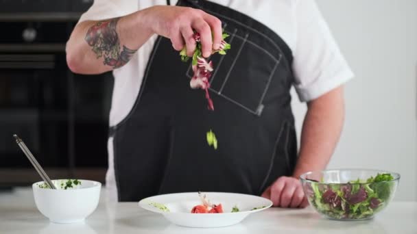 수컷 요리사는 여러 가지 상추 잎을 혼합 한다. 식당에서 요리하는 모습. — 비디오