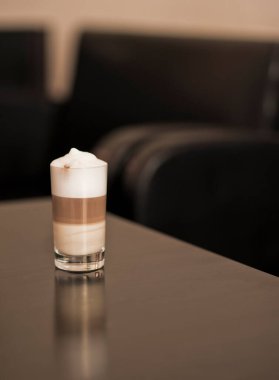 Kahverengi tonlarda kahve dersi.