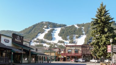 Kayak pistleri, arka plan ile Jackson Hole sokaklarında