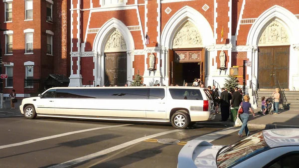 Kilise önce beyaz limuzin