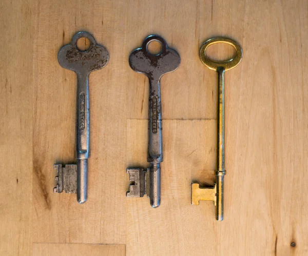 Três chaves diferentes em madeira — Fotografia de Stock