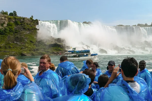 Niagara Şelalesi izlerken turistler
