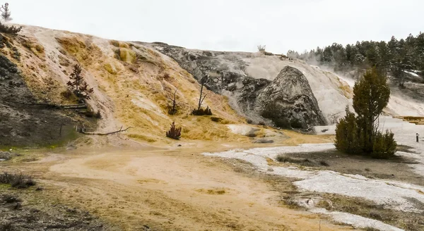 Chute d'eau des sources thermales dans le parc national Yellowstone — Photo