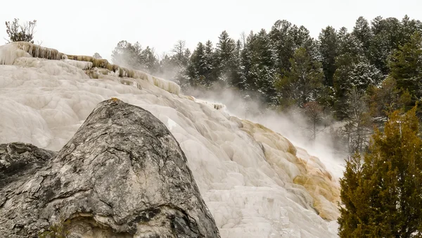 Cascada de aguas termales en el Parque Nacional de Yellowstone — Foto de Stock